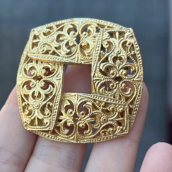 Vintage Baroque Style Filigree Scarf Clip in Gold Plated Metal - Picture 1 of 4
